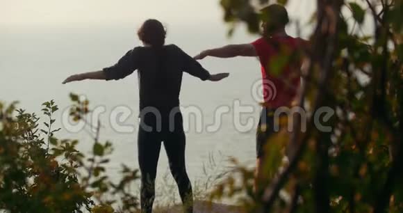 年轻夫妇在河边的悬崖上排练舞蹈视频的预览图