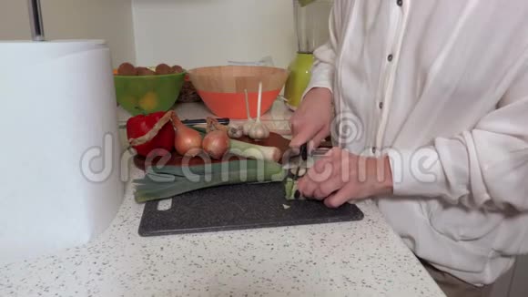 厨房里割韭菜的女人视频的预览图