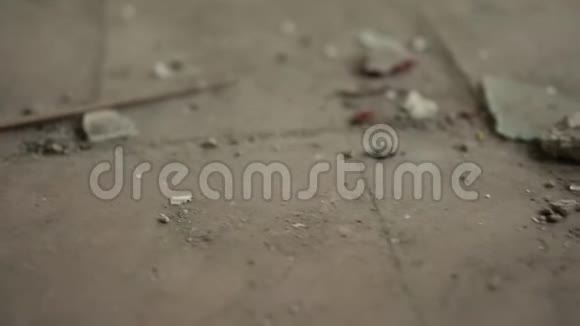 废弃房间里肮脏的地板玻璃碎片快关门电影视频的预览图