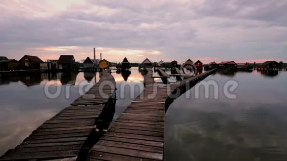 日落于博科德湖有木制码头和浮动房屋匈牙利视频的预览图