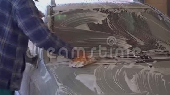 工人用泡沫清洗洗车布视频的预览图