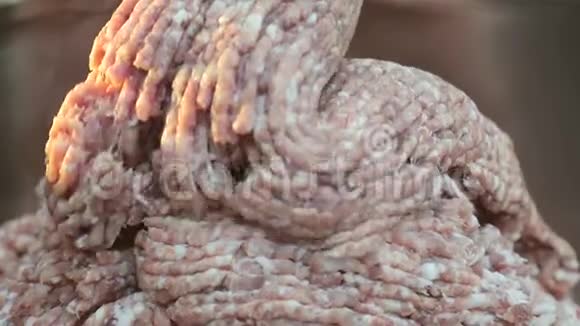 大型工业绞肉机将肉磨成碎肉碎肉片从磨床里出来视频的预览图