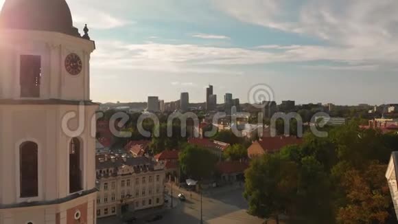 夏日维尔纽斯大教堂广场的鸟瞰图视频的预览图