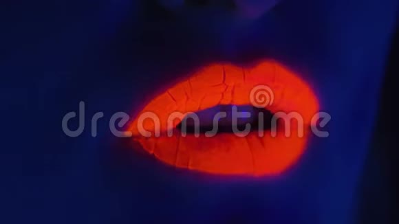 红唇在紫外线下的少女视频的预览图