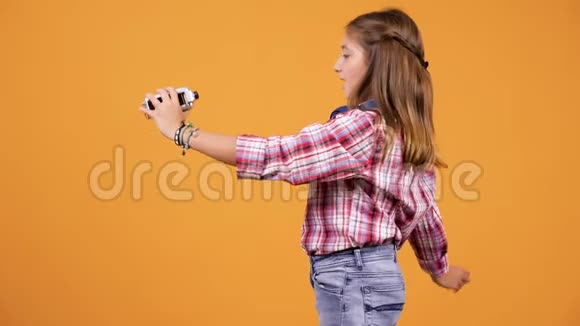 年轻漂亮的女孩带着摄像机视频的预览图