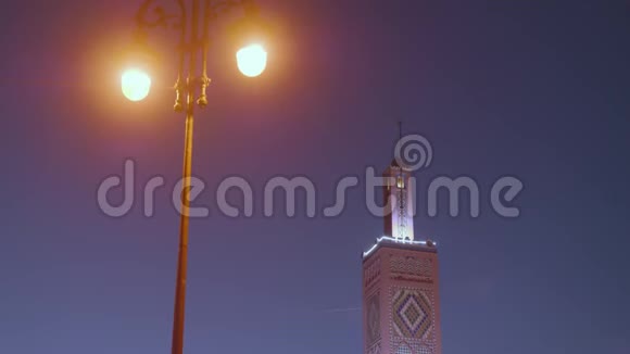 背景为夜空的路灯和清真寺视频的预览图