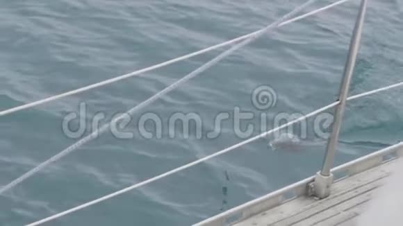 帆船在海水中捕鱼太平洋捕鱼的渔民视频的预览图