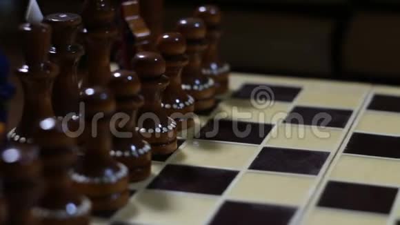 棋子在棋盘上对峙视频的预览图