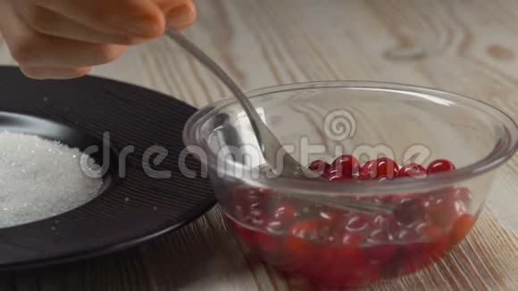 蔓越莓用糖卷起来放在碗里视频的预览图