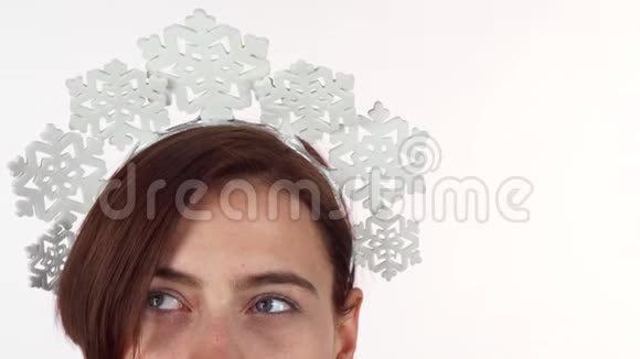 戴着雪花头巾的女人的眼睛享受着寒假视频的预览图