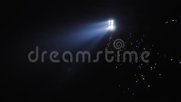 球场灯光与夜空背景魔术灯围绕视频的预览图