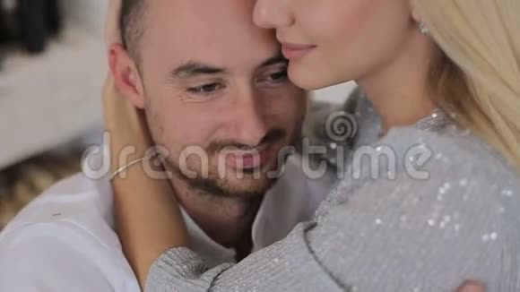 两个相爱的情侣在家拥抱视频的预览图
