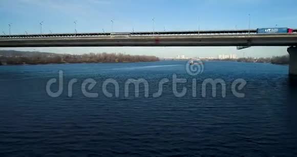 不是基辅第聂伯河的鸟瞰图在桥下飞行视频的预览图