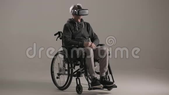 残疾人戴虚拟现实眼镜视频的预览图