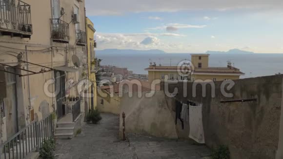 意大利那不勒斯空荡荡的街道上有破旧的老房子和铺好的小路视频的预览图
