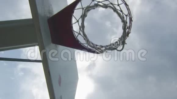 篮球篮圈周围的慢速射击视频的预览图