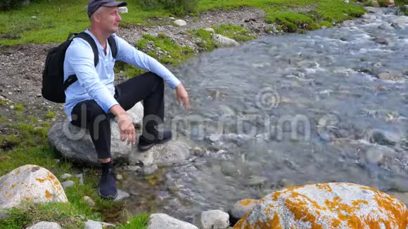 吉尔吉斯斯坦天山近江的微笑男子视频的预览图