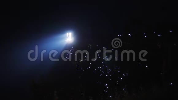 球场灯光与夜空背景魔术灯围绕视频的预览图