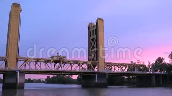 市中心的桥视频的预览图