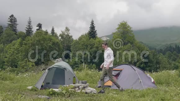 游客在山上夏季露营时吃喝视频的预览图