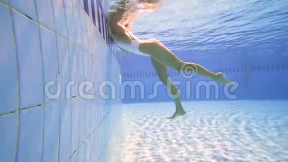 在泳池里看到一个性感女孩视频的预览图