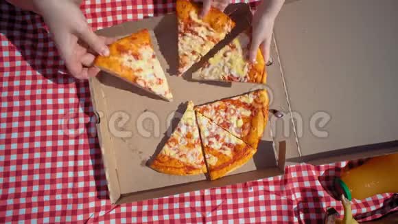 一家人打开一个纸板披萨盒然后双手拿着令人垂涎的披萨视频的预览图