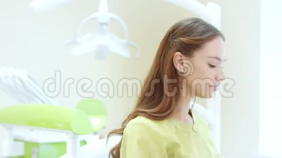 女性牙医为紫外线橙色安全护目镜包扎女医生视频的预览图