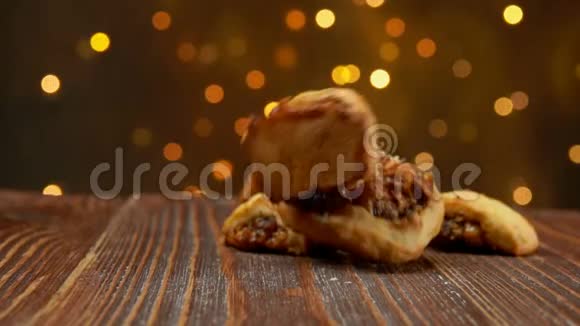意大利无花果饼干葫芦丝落在木制表面视频的预览图