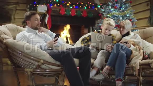 家人一起使用小玩意度过圣诞节视频的预览图