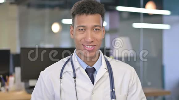 微笑的年轻医生看镜头的肖像视频的预览图