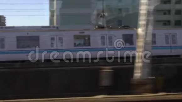 4K列车在一个美好的日子里通过东京的铁路桥日本铁路公司视频的预览图