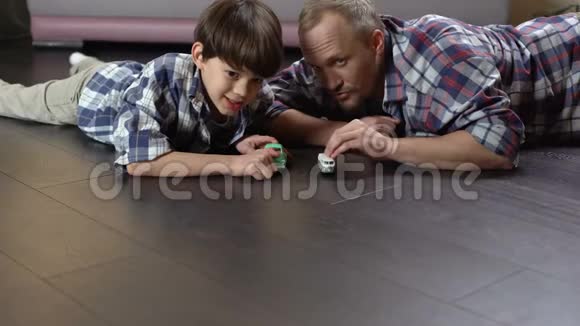 爸爸和他的孩子竞相推出小玩具汽车快乐的童年视频的预览图