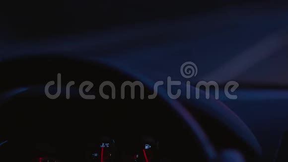 驾驶时的汽车仪表盘迎面而来的交通灯视频的预览图