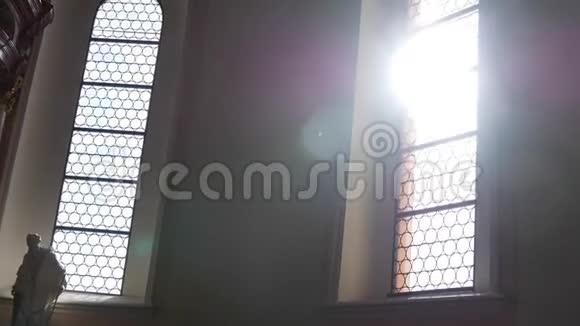 太阳从一个福音教会的窗户照进来视频的预览图
