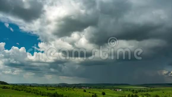 夏天的雷雨越过村庄和田野视频的预览图