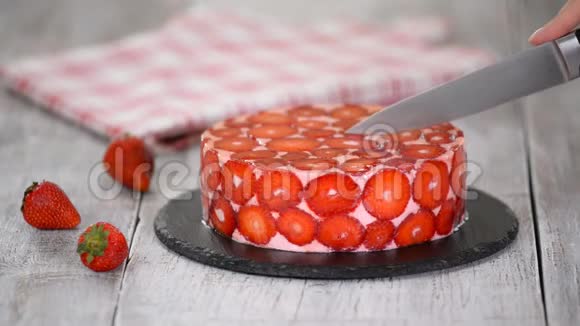 白色背景上的自制草莓老鼠蛋糕视频的预览图