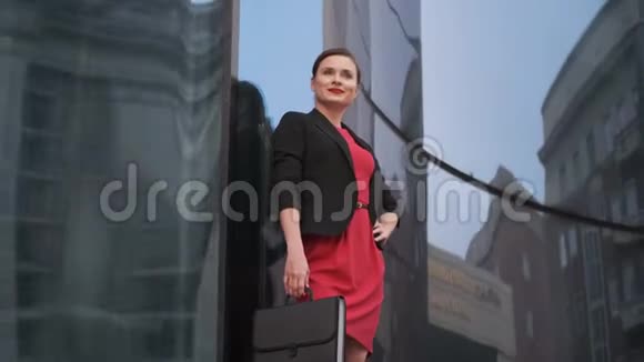 一位成功的女商人穿着红裙子的肖像视频的预览图