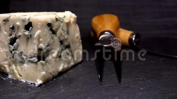 刀割和举起一块蓝模奶酪视频的预览图