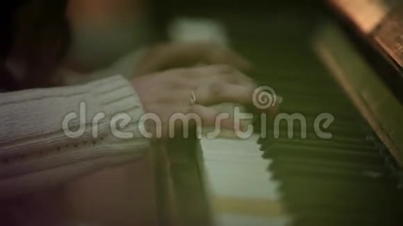 那个弹钢琴的女人视频的预览图