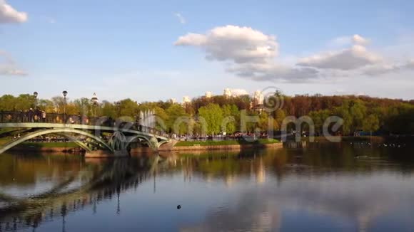 在Tsaritsyno公园有一座人行桥的池塘美景视频的预览图