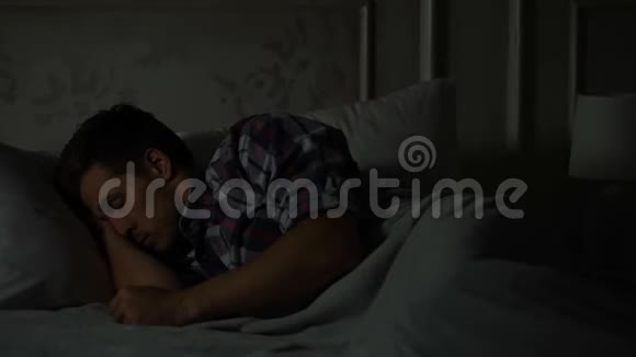 晚上醒来的男性失眠工作压力大被褥不舒服视频的预览图