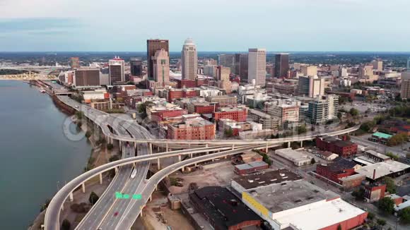 俄亥俄州路易斯维尔肯塔基州市中心的空中透视视频的预览图