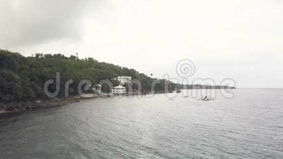 在热带海岸鸟瞰背景旅游酒店海上漂浮的船只和船只从上面的无人机飞行视频的预览图
