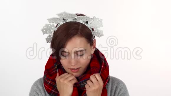戴着冬巾的雪花头巾的圣诞快乐女人视频的预览图