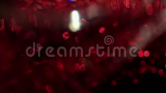 奇妙的光扭曲创造性的水晶反射红色的波克高质量4K视频的预览图
