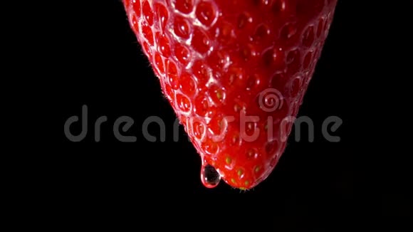 一个红色多汁草莓和一滴视频的预览图