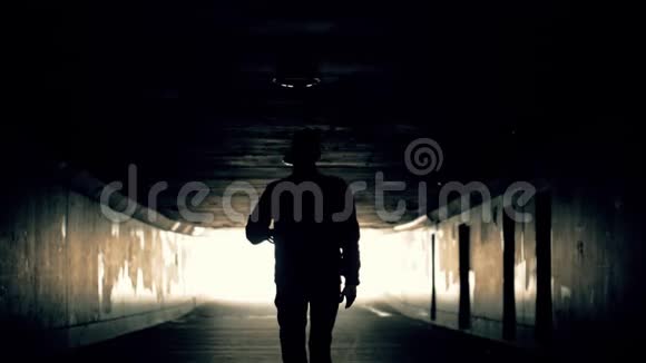 抑郁的概念在隧道里慢慢行走的人视频的预览图