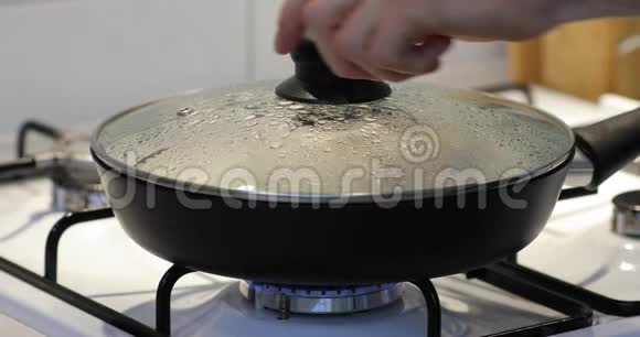 在平底锅特写中准备鸡肉用木勺搅拌视频的预览图