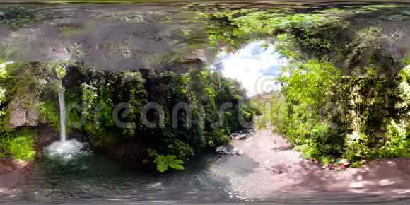 美丽的热带瀑布Camiguin菲律宾360虚拟现实视频的预览图
