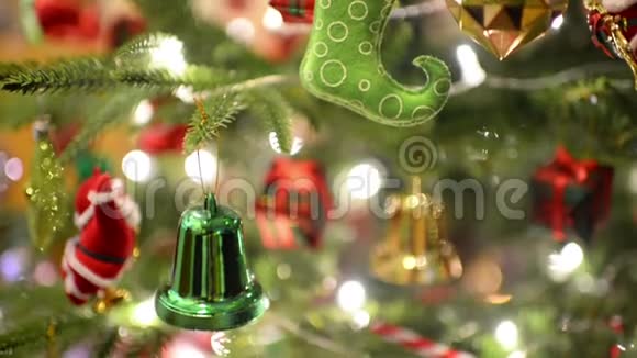倾斜的圣诞树装饰视频的预览图